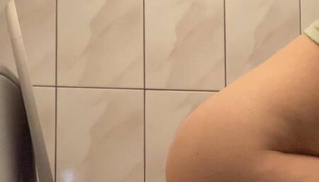 tasty toilet sounds of the big belly