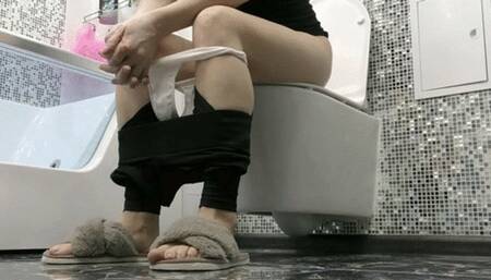 You sit on the toilet doing big things (Part 3) MP4 FULL HD 1080p