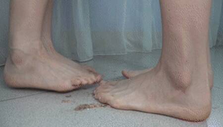 Two goddesses with four dirty feet tempting, beautiful feet playing!