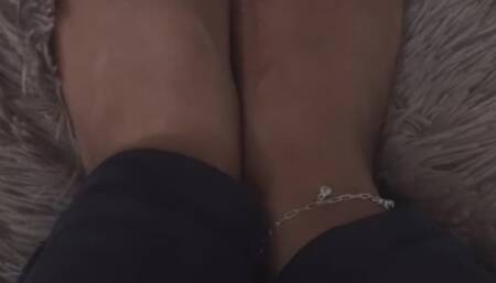 Muestro mis plantas suaves y pies curvos