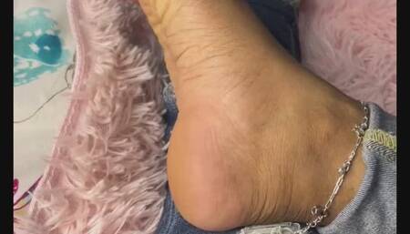 Acostada en la cama con mis deditos y Soles Sexy!