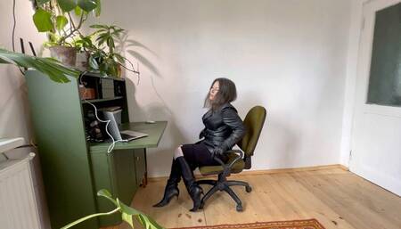 she got so horny wrom her leather cloth