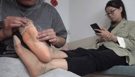 Mature goddess, sexy and beautiful feet, tempting and massaging beautiful feet!