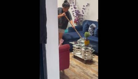 El suegro me encontro haciendo aseo y estamos solos quiero su polla -gamers_sexo