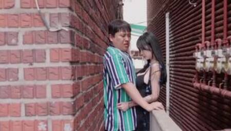 Kpop Leezy makes lucky guy high in narrow lane