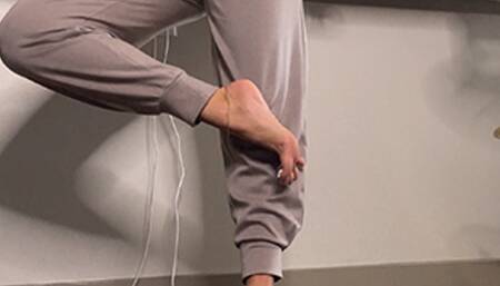 Princess Isabella's Shoeplay and Feet JOI Tease - Mobile