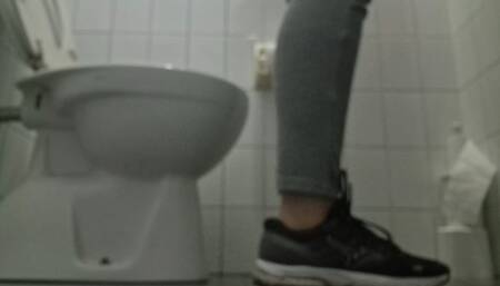 The Hilarious Bathroom Incident: Nicoletta’s Joyful Adventure with Unexpected Sounds in a Public Restroom 720HD