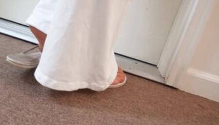 Beautifull smelly feet and big teos 4 dirty flip-flop