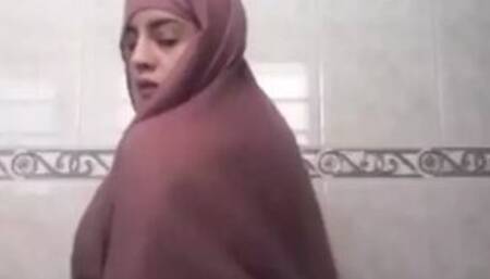 Arab dancing naked then swallowing 5 cocks