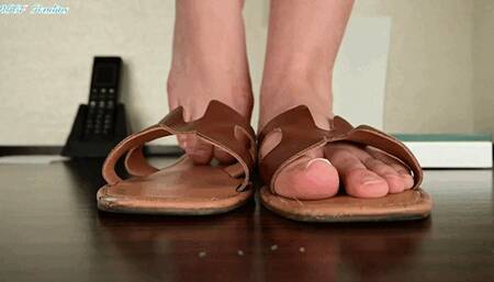 Aspen sticky worn sandals, UNAWARE GIANTESS trouble! - MOV
