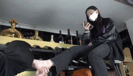 The goddess Tingting humiliated the boss with her beautiful feet, licking and sucking her toes!
