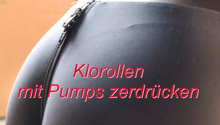 Crushing toilet paper rolls with pumps - Klopapier-Rollen mit Pumps zerdrücken