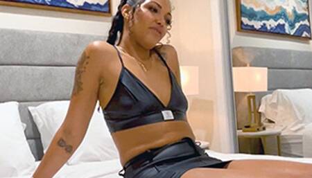 Honey Makes Roommates Giantess Cleo and Greasy Rose Worship Her Feet - 720 WMV