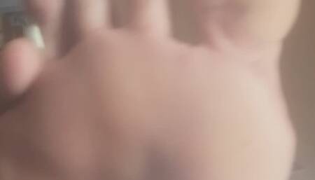 Du bist meine Dienerin! Guck auf meine Grossen Weissen Fußsohlen!