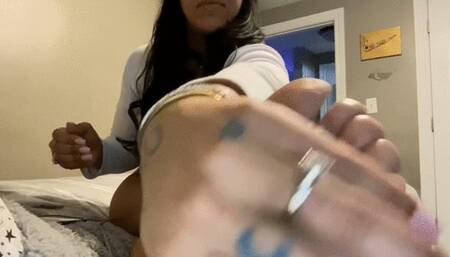 Gorgeous new sole queen Moonette greases her sexy size 9 dry soles! Full length video