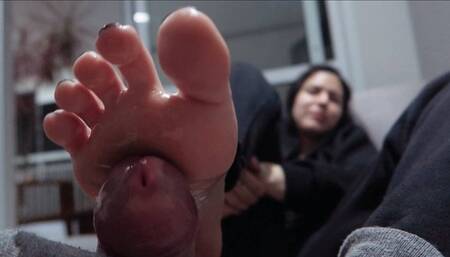 Footjob on a cold day with Rayzza