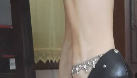 Décolleté ai piedi, intimo sexy , una vestaglietta in raso nera e dangling e dipping