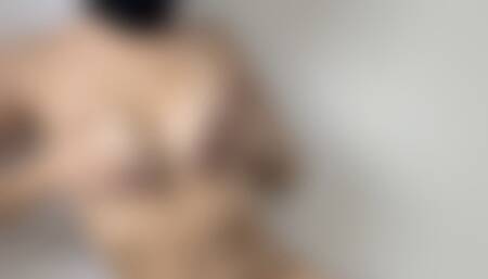 Ik draag een doorschijnend setje waar je alles doorheen ziet… maar niet voor lang. Ik strip langzaam voor je tot ik helemaal naakt ben en speel dan heerlijk met mezelf ???? alleen voor jou ????