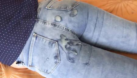 I finally managed to enjoy my beautiful sister-in-law and I made her a cumshot on her big ass with my jean on