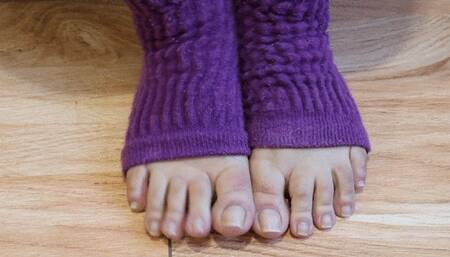 Dolce Amaran working her toes -BBW - FEET - TOES - CLOSE-UP - NAILS - TOES WIGGLING - BAREFOOT -