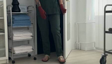 Dr Aurora Nia Noxx untersucht dich