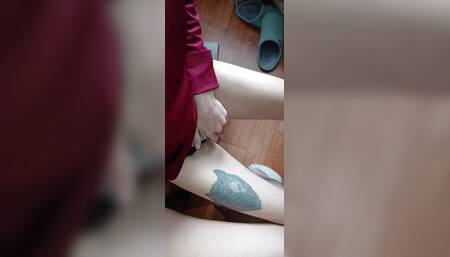 My classmate and I masturbate riskily under the table in class