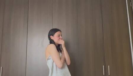 Mi empleada aprende a masajear y besar los pies