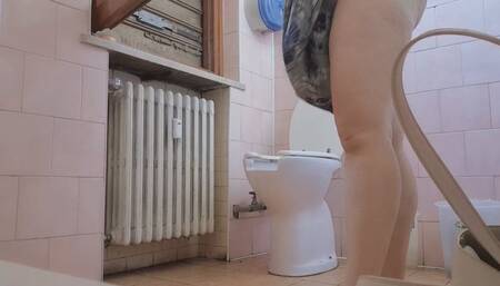 Nicoletta, a 40-Year-Old Woman Suffering from Severe Stomach Cramps, Races Towards a Public Restroom in Urgent Need of Relief 720HD