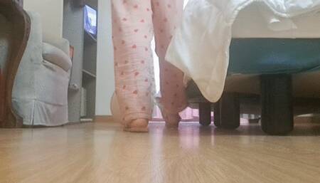 PLAYING WITH A STURDY BALLOON UNTIL IT POPS !