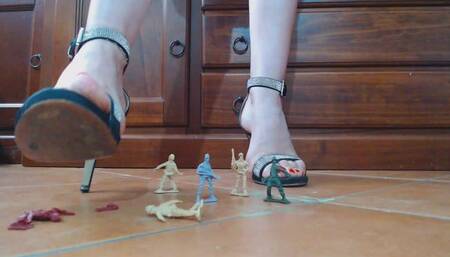 UOMINI MINUSCOLI DA SCHIACCIARE - TINY MEN TO CRUSH ( italian language )