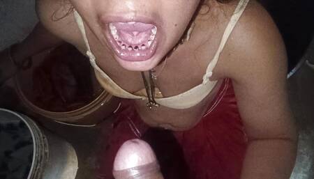 Neighbor sister-in-law peebed in the mouth and sister-in-law drank with pleasure, drink in mouth, all the water on the sister-in-law, come on girl body