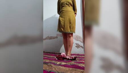 Hot Horney Indian Housewife Open Cloth For A Bull