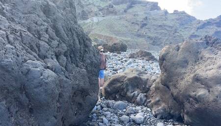 Girl needs to pee on rocks