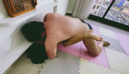 Fat and strong guy against skinny girl - The first time ever a guy makes me tap on a vídeo!