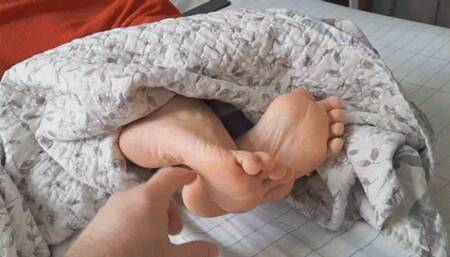 Alessandra in foot tickling distraction a inedit 2025 13 minutes video