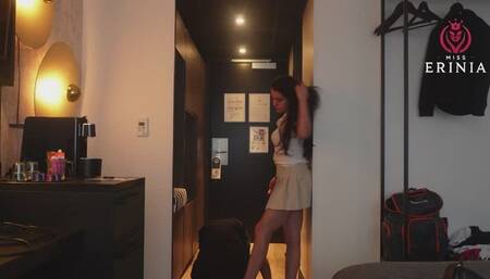 Humillando al esclavo con una sesión de Foot fetish