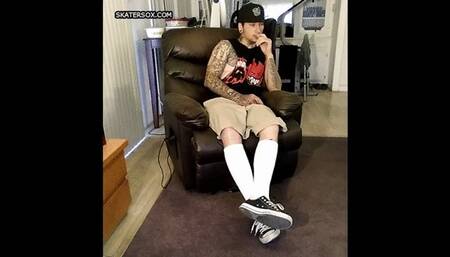 SKATER DUDE JEREMY SNEAKERS, SOCKS AND BAREFEET ON NERD