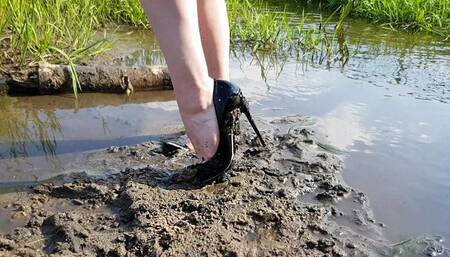 Wrecked high heels in mud, pumps in mud, high heels wet, muddy shoes, girl in mud, wetlook