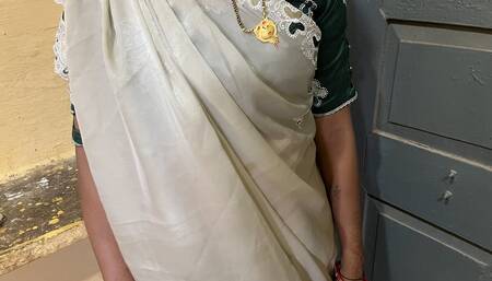 Hot desi bhabhi romanced in hotel on the pretext of missing sister-in-law in the market