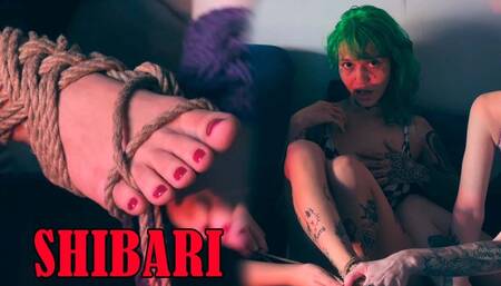 Trio de Deusas amarram seus pés com corda