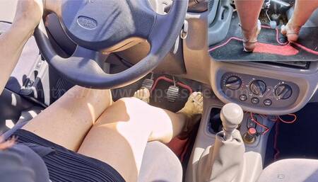 Joyce driving with ballet flats, barefeet and with heel - PIP shoulder - heel part