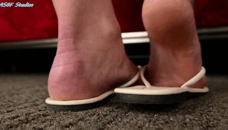 Unaware Chicana and the tiny man below pt 2 - MOV