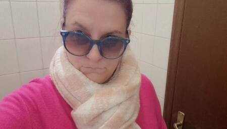 Hot pee in a dirty public bar all to watch 4K