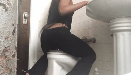 Lisa Marie's ASStonishingly Painful Expulsions!!! MOV Version