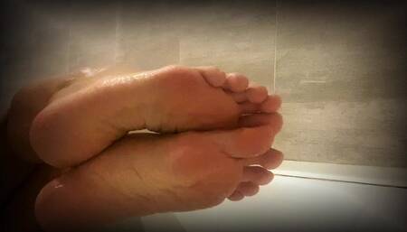 Watch Me Shave My Legs in the Tub - MILF Edition