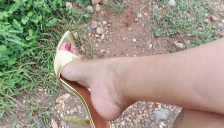 Lover loves the feet of a goddess and gives rich massage (3)