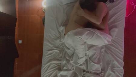 Lesbians take refuge under the sheets and end up touching their desire in the dark