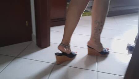 Faccende domestiche con sexy vestaglia , diversi tacchi e zeppe ai piedi e i vicini di casa a guardarmi dai balconi