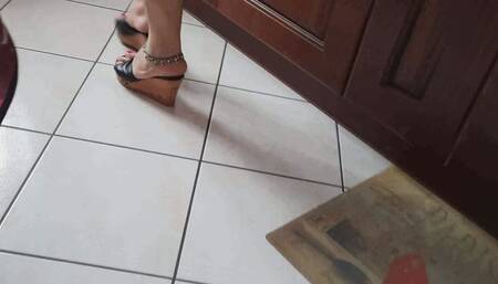 Piedi molto molto sudati che camminando rimangano incollati alle mie zeppe in pelle e sughero