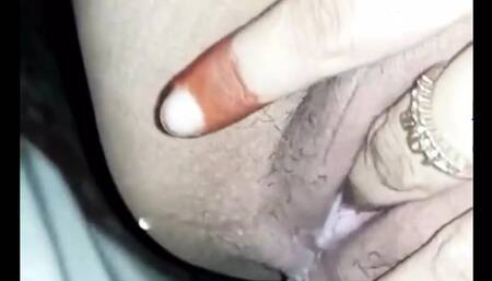 Desi bhabi finger de ke chut se pani nikala